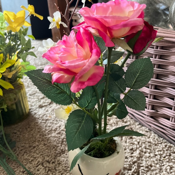 A vase and flowers - Picture 3 of 3